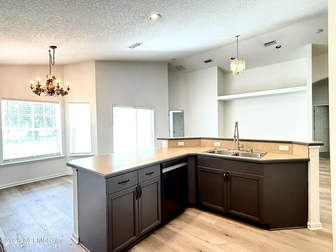 Photo of 200 NOTTINGHAM Drive W