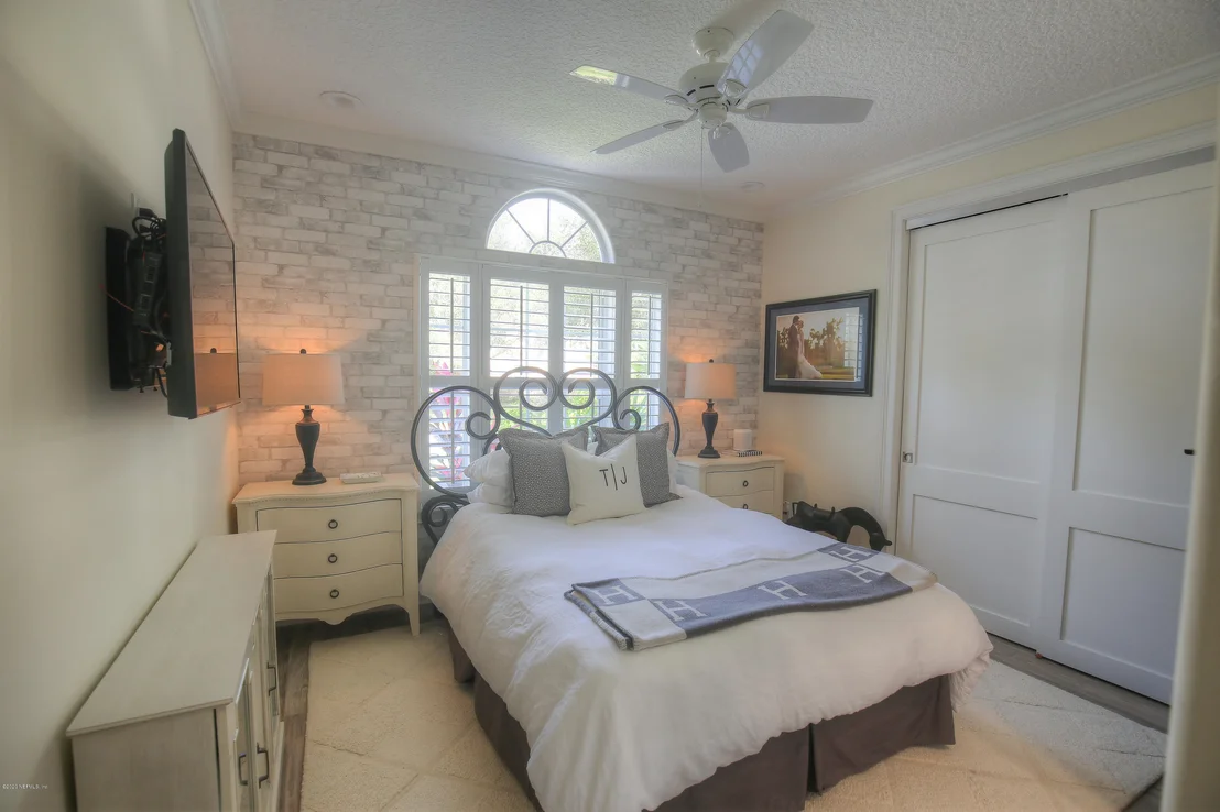 Photo of 232 LAUREL Lane