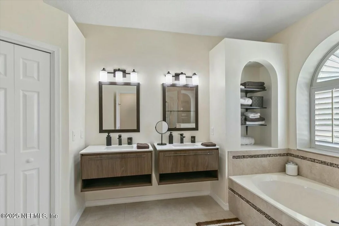 Photo of 1563 LAKE BEND Place
