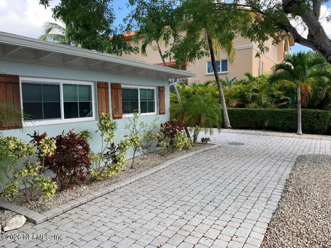 Photo of 1136 W SHORE Drive