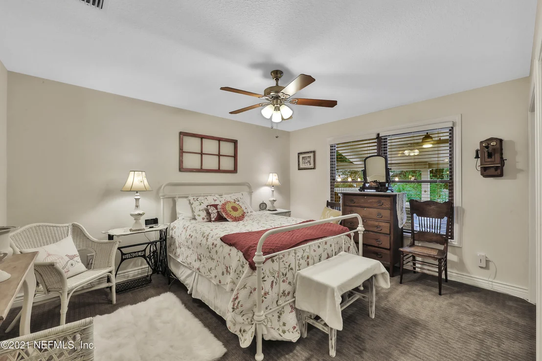 Photo of 405 OAK Drive S