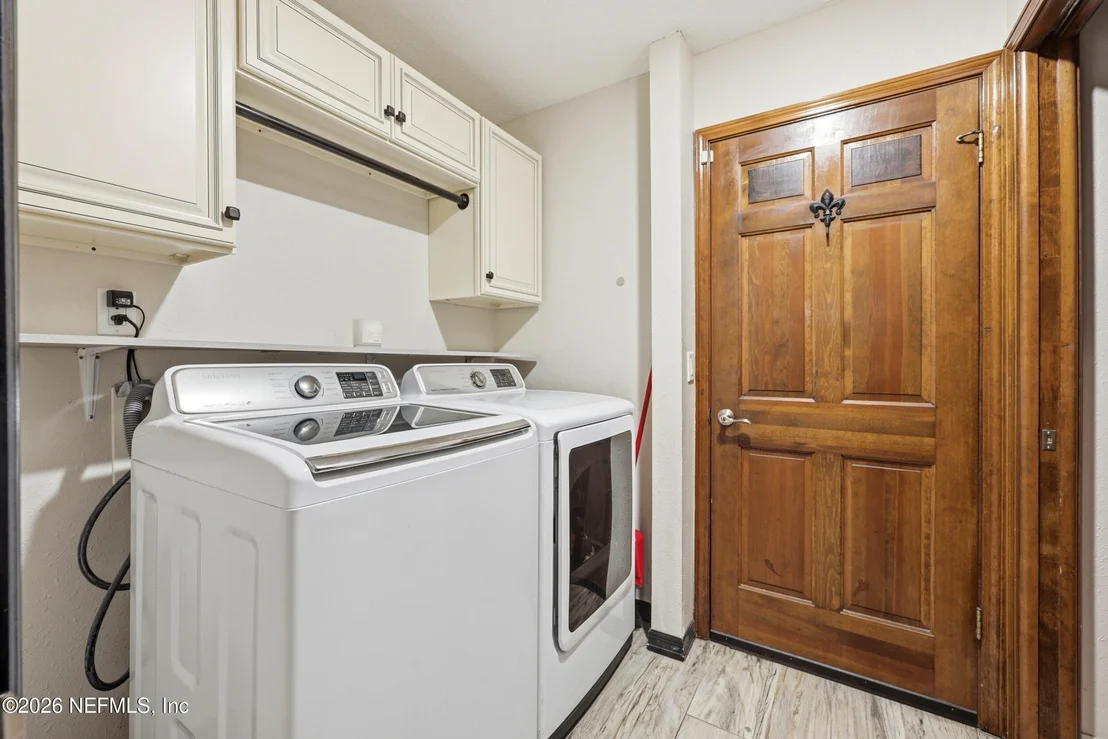 Photo of 905 MIDDLERIDGE Court