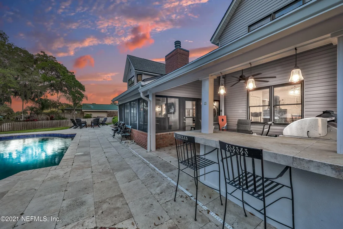 Photo of 405 OAK Drive S