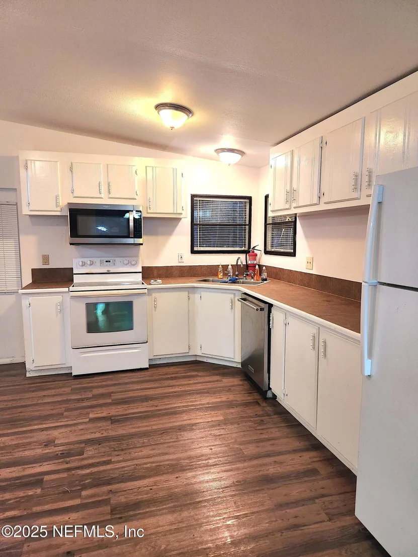 Photo of 651 N STATE ROAD 21