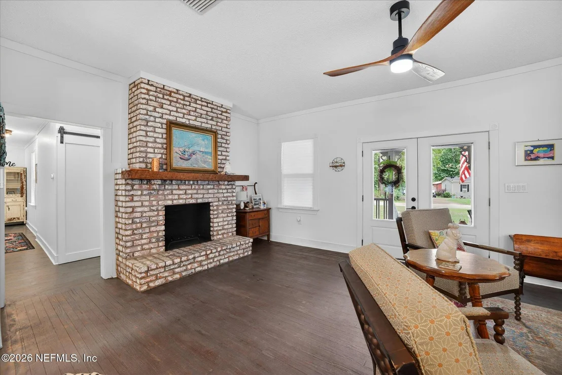 Photo of 28180 LAKE HAMPTON Road