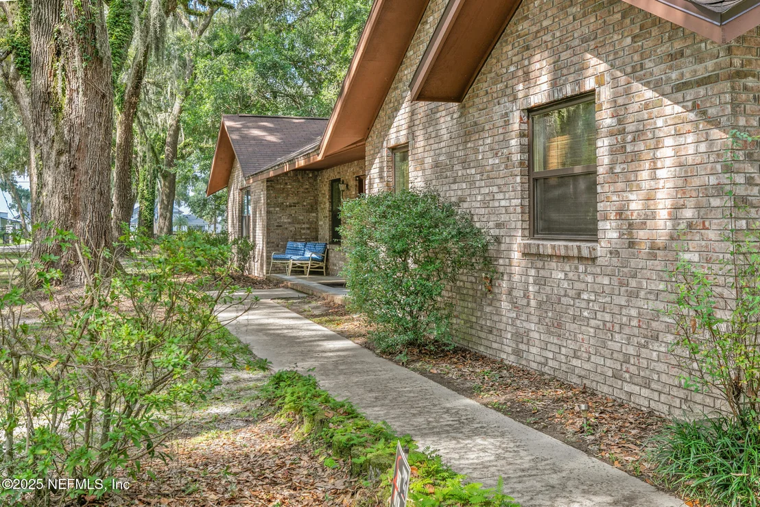 Photo of 1885 RIVER OAKS Drive