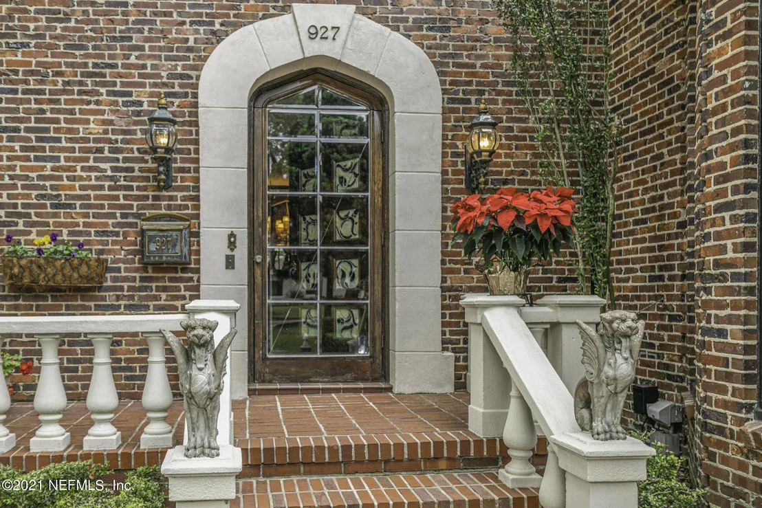 Photo of 927 ARBOR Lane