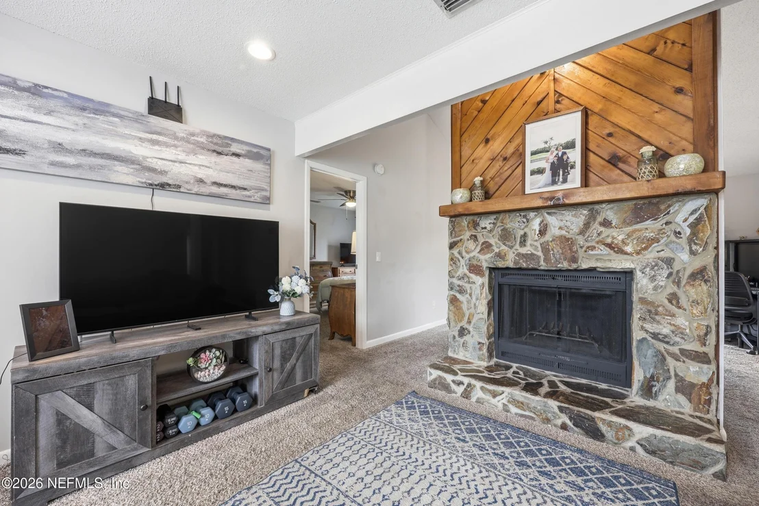 Photo of 2550 OAKVIEW Drive
