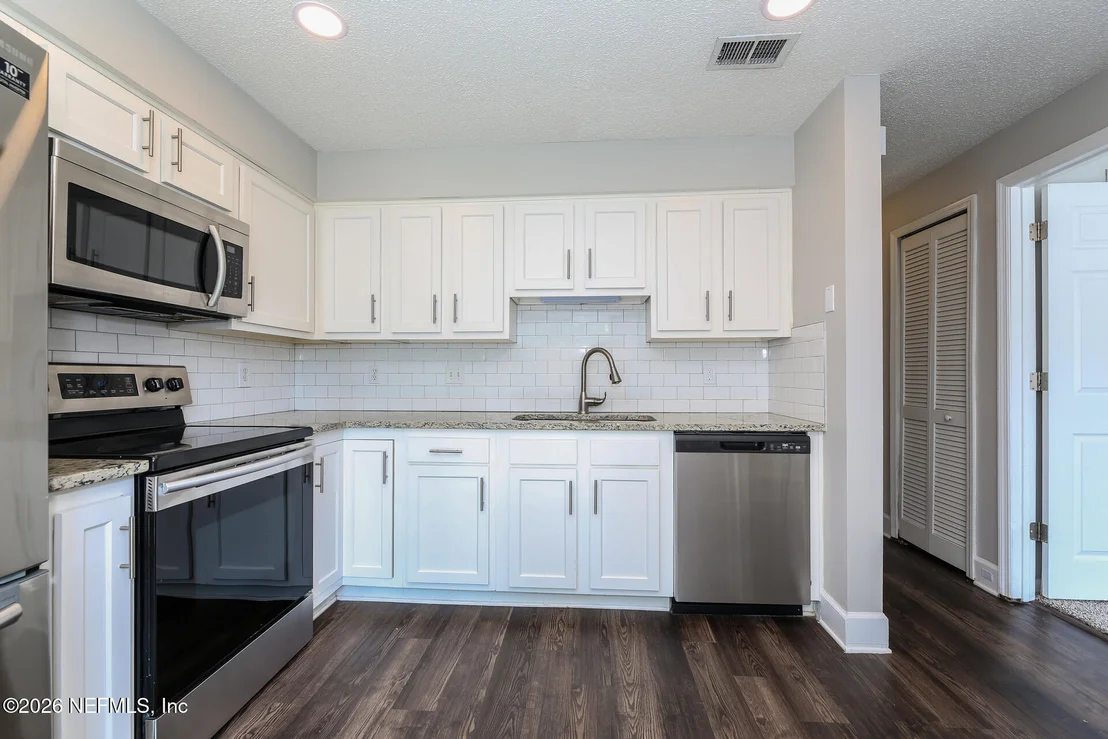 Photo of 2437 OAKVIEW Drive