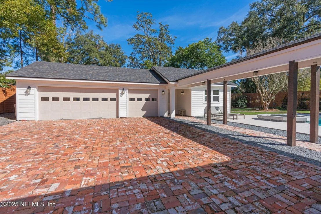 Photo of 2525 LAUREL Road