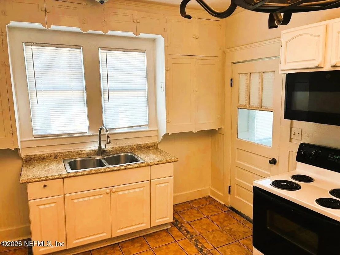 Photo of 2036 MONCRIEF Road