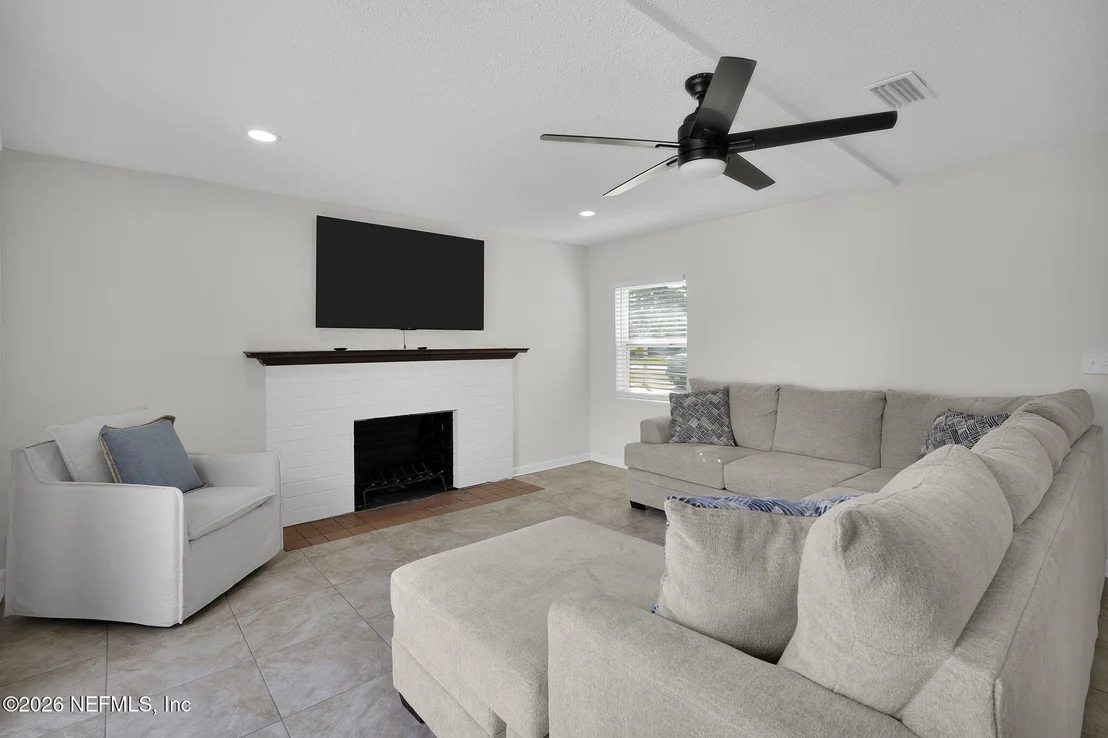 Photo of 101 CARVER Street W