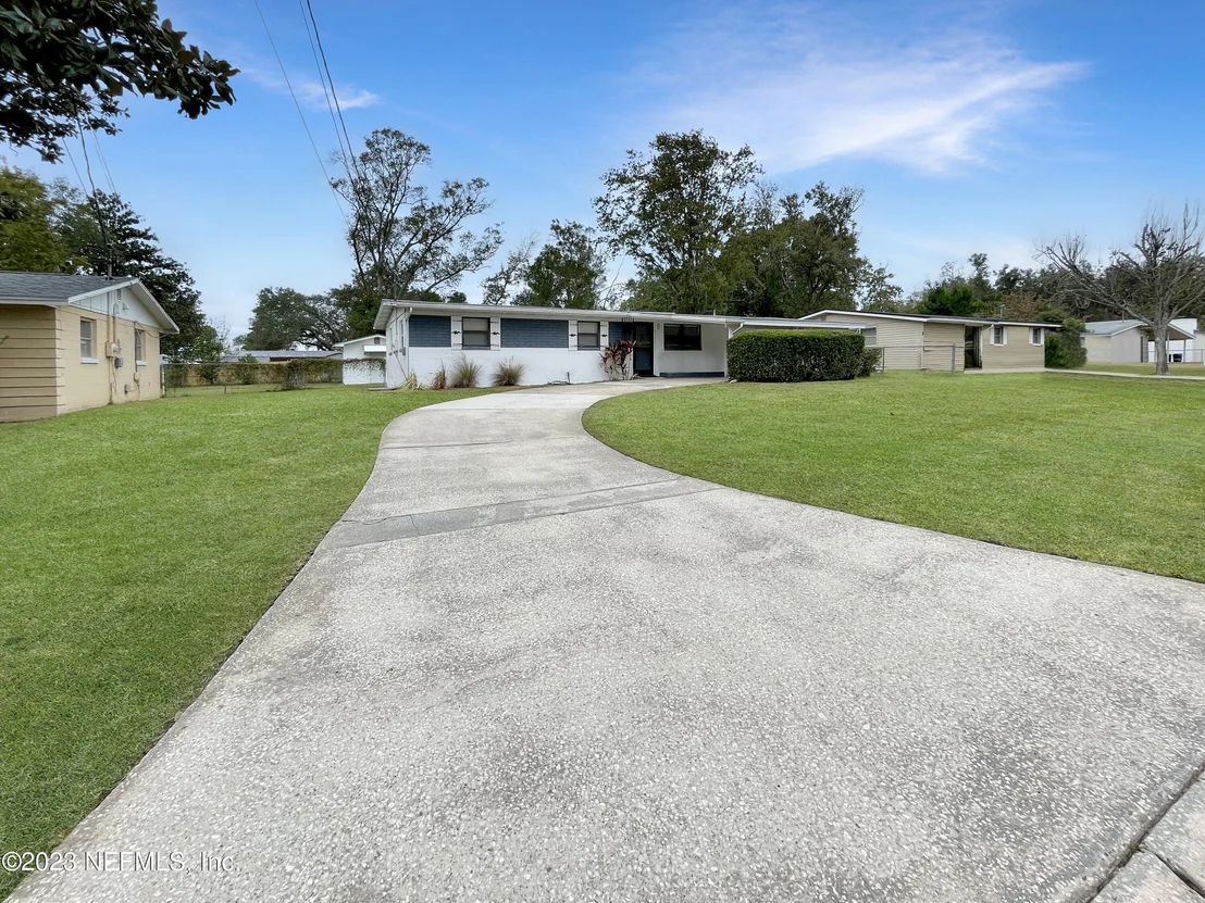 Photo of 451 CLERMONT Drive W