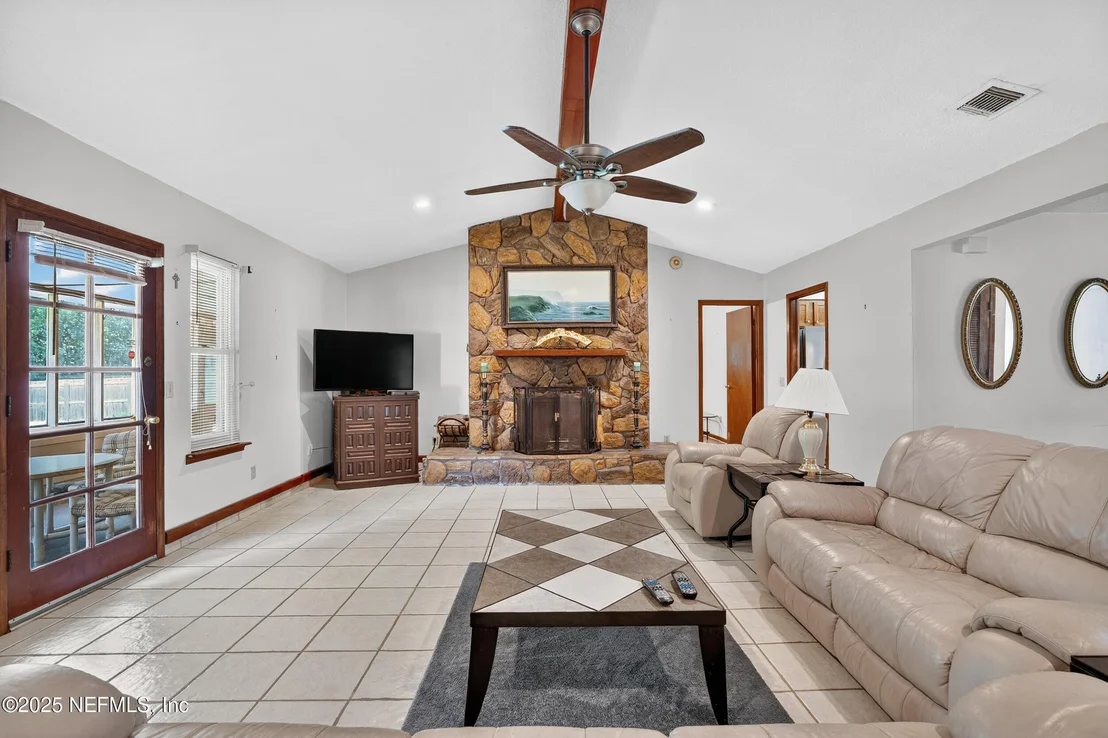 Photo of 530 HICKORY Drive