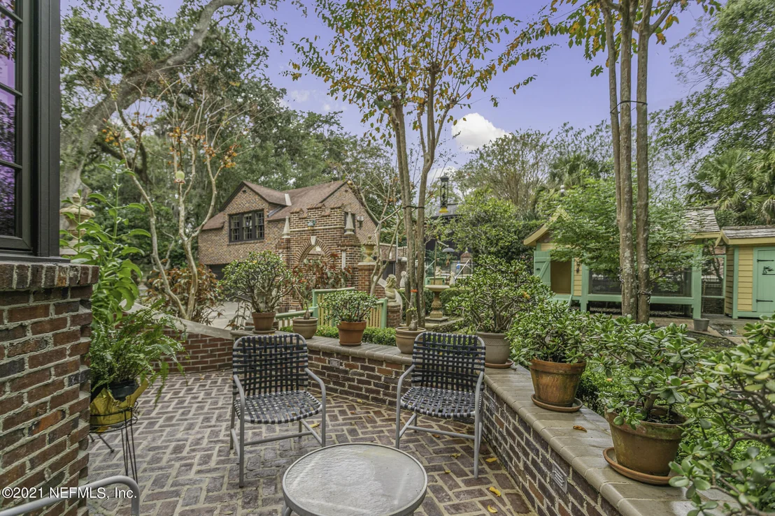 Photo of 927 ARBOR Lane