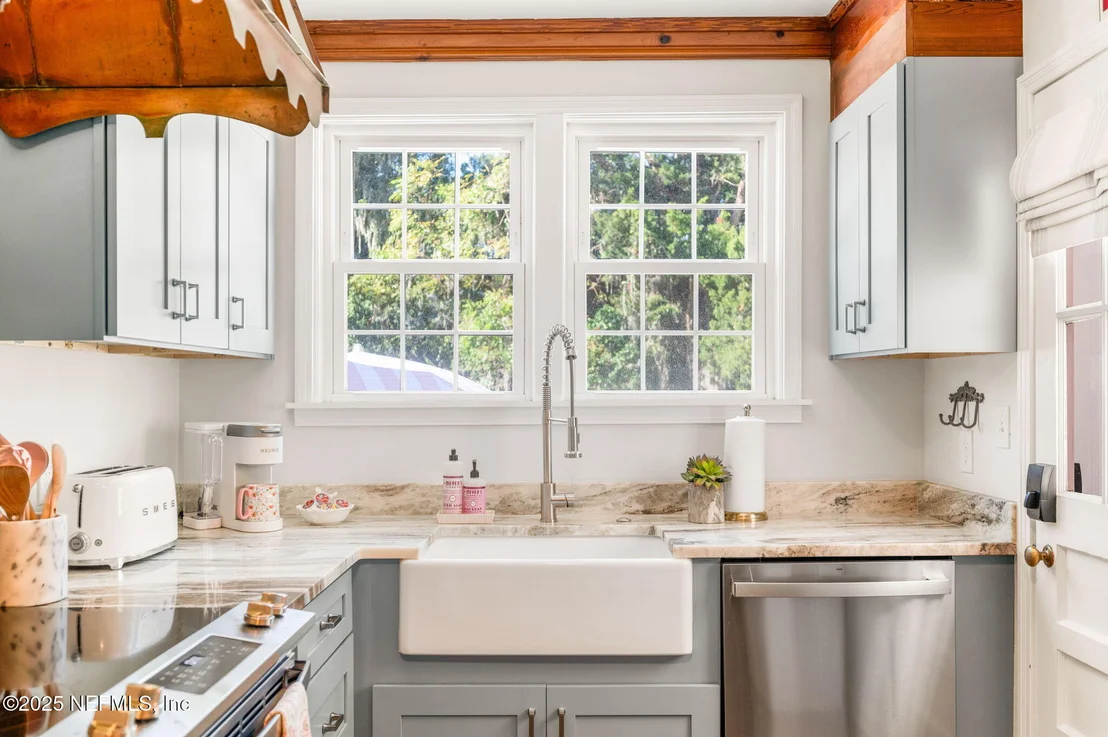 Photo of 42 MAGNOLIA Avenue