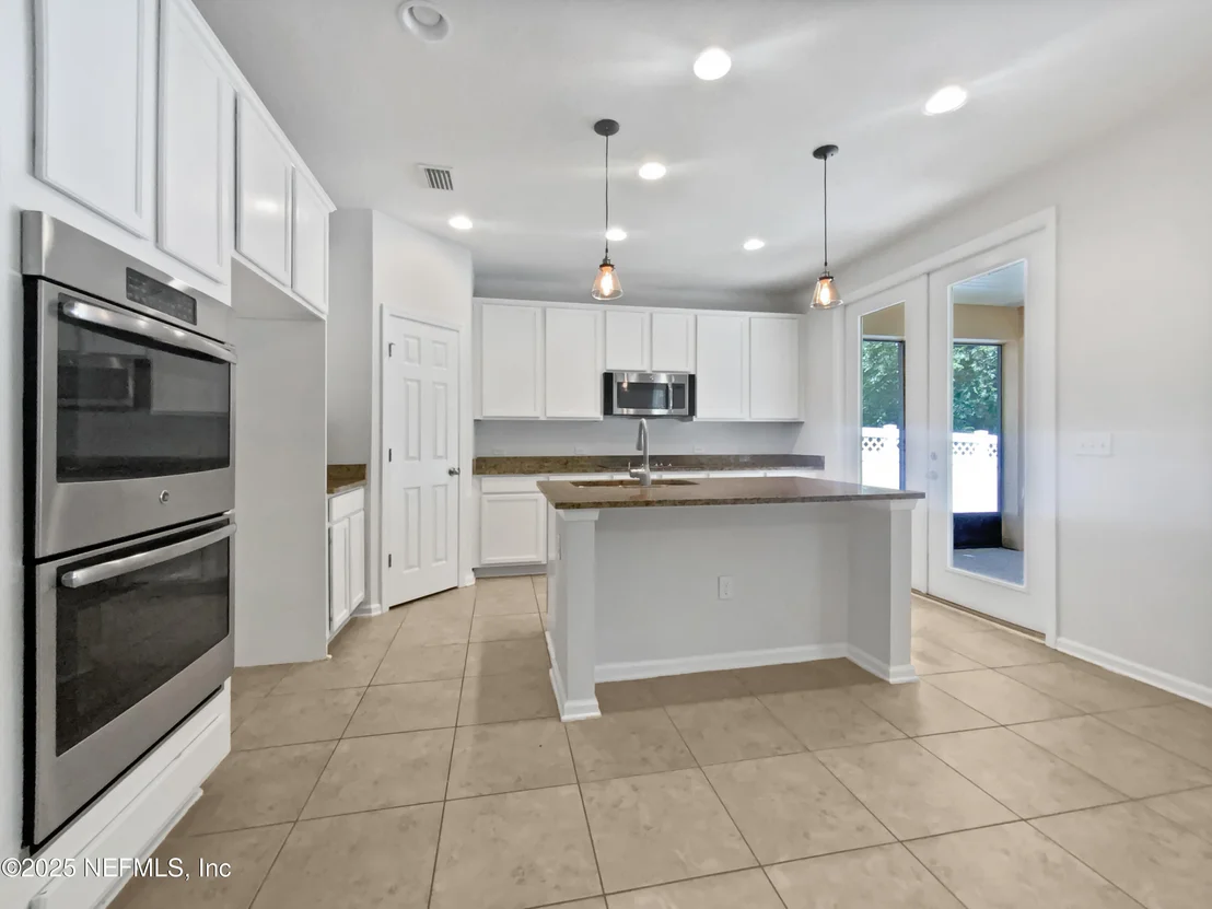 Photo of 1090 LAURISTON Drive