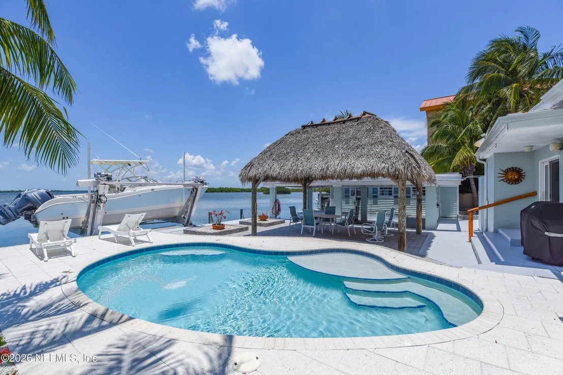 Photo of 1136 W SHORE Drive
