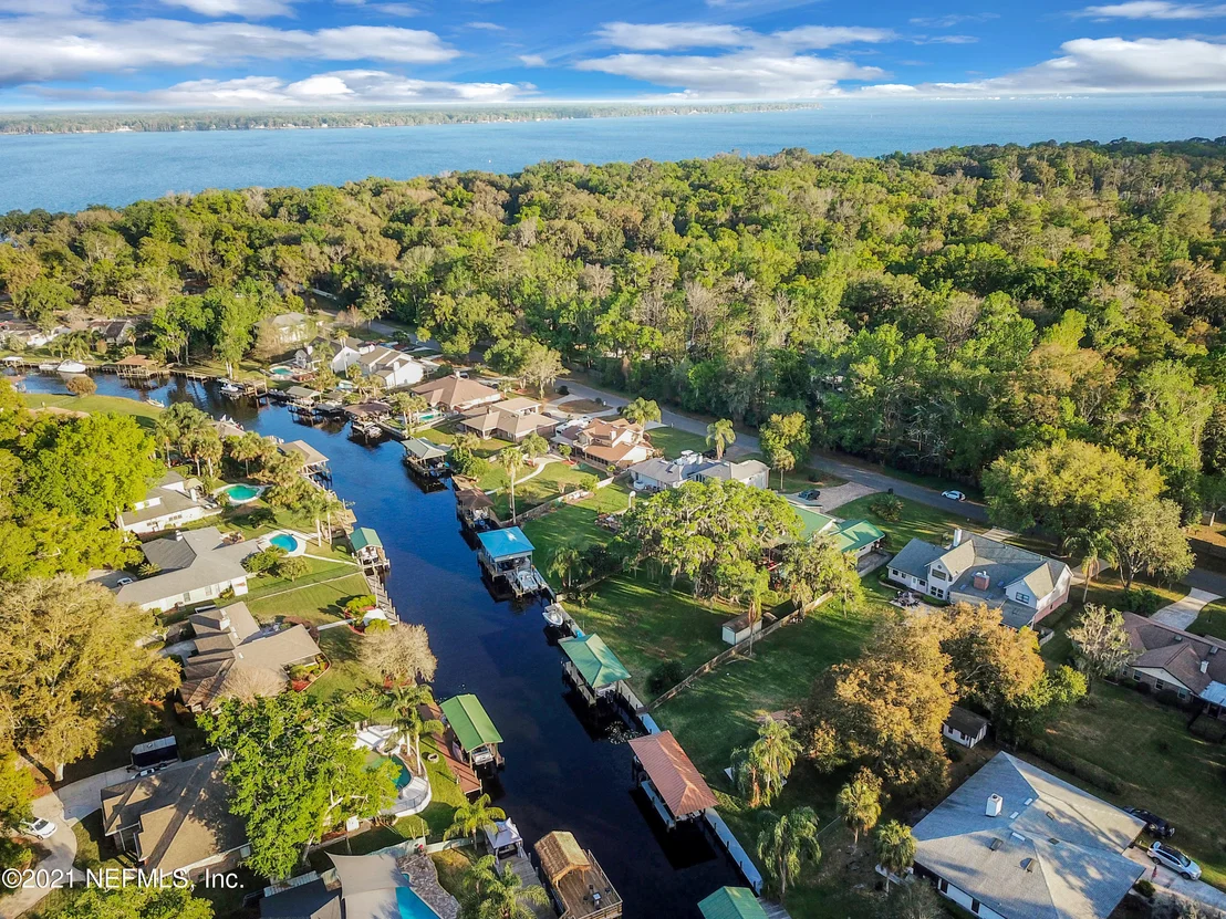 Photo of 405 OAK Drive S