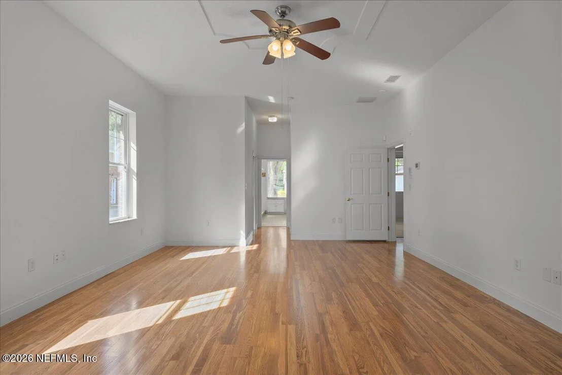 Photo of 533 W RIVER Road