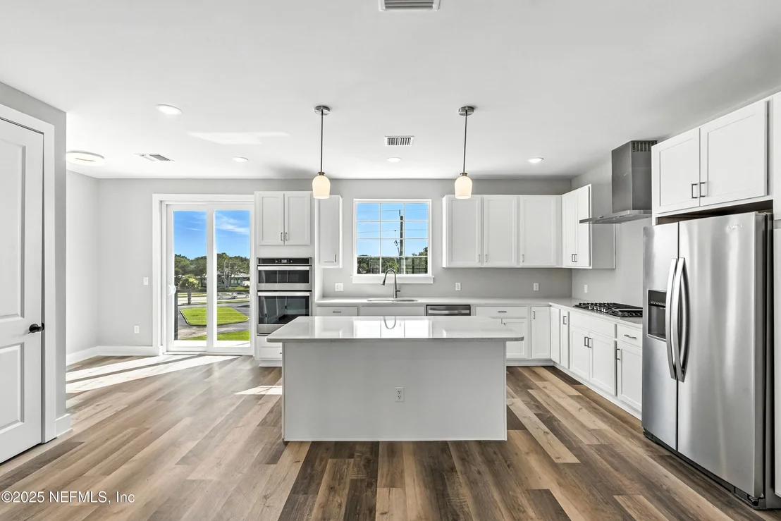 Photo of 15 COMARES Avenue