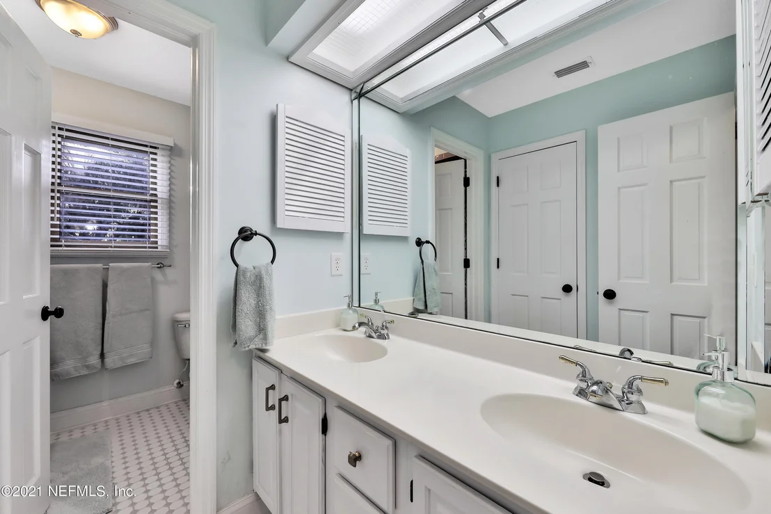 Photo of 405 OAK Drive S