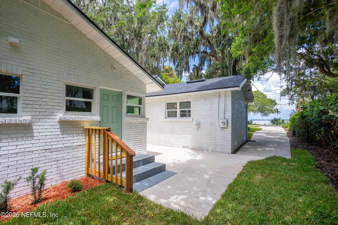 Photo of 1024 RIVER Road