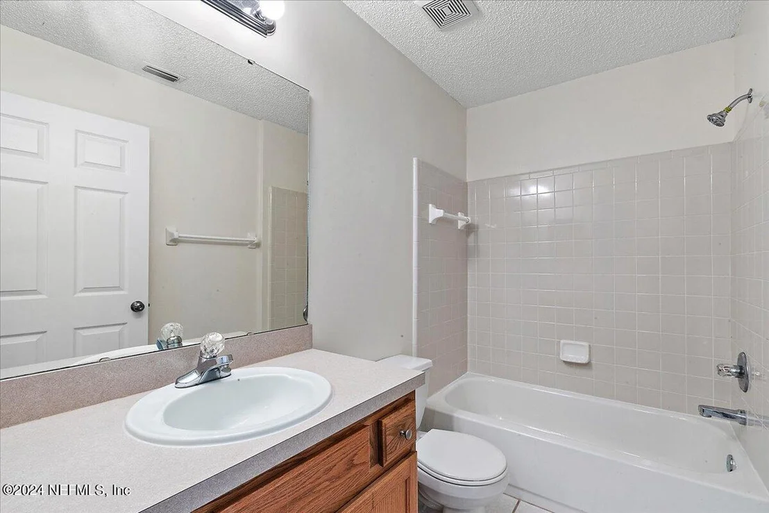 Photo of 1221 MACLAREN Street