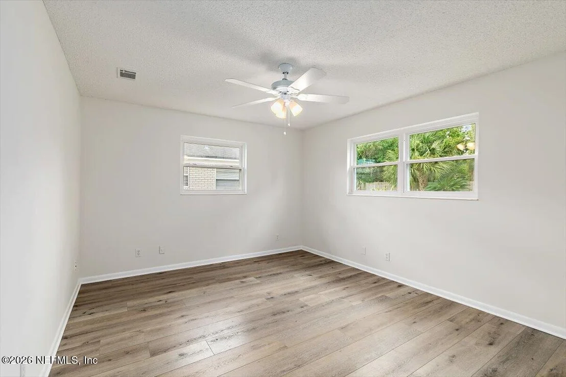 Photo of 9042 WARWICKSHIRE Road