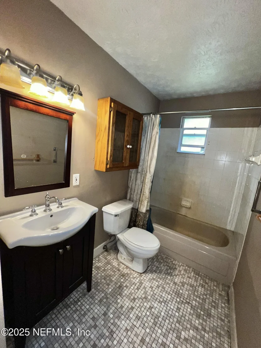 Photo of 2731 HOWARD Road