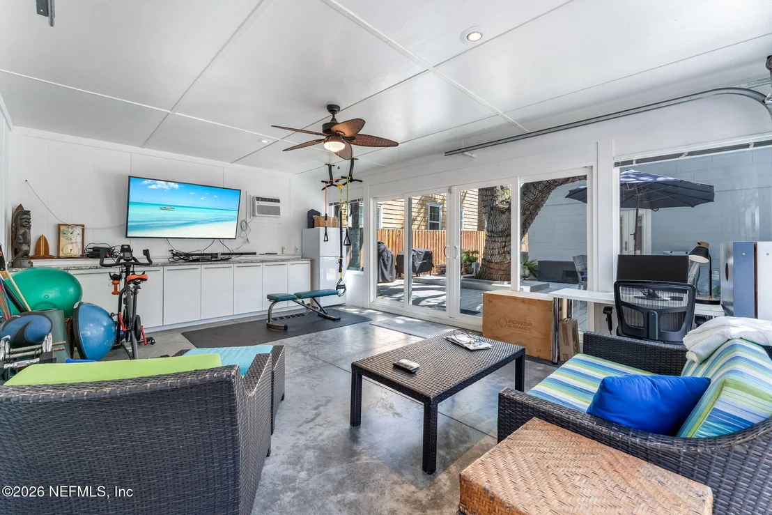 Photo of 1242 BEACH Avenue