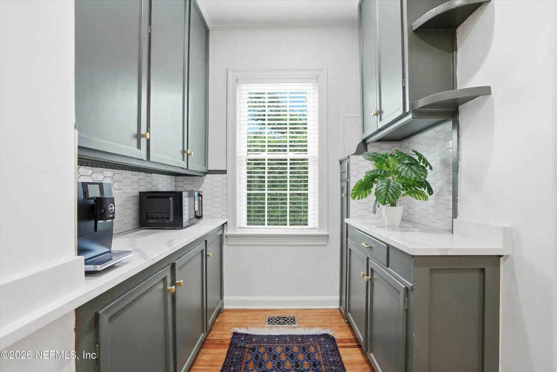 Photo of 1841 RIVER Road