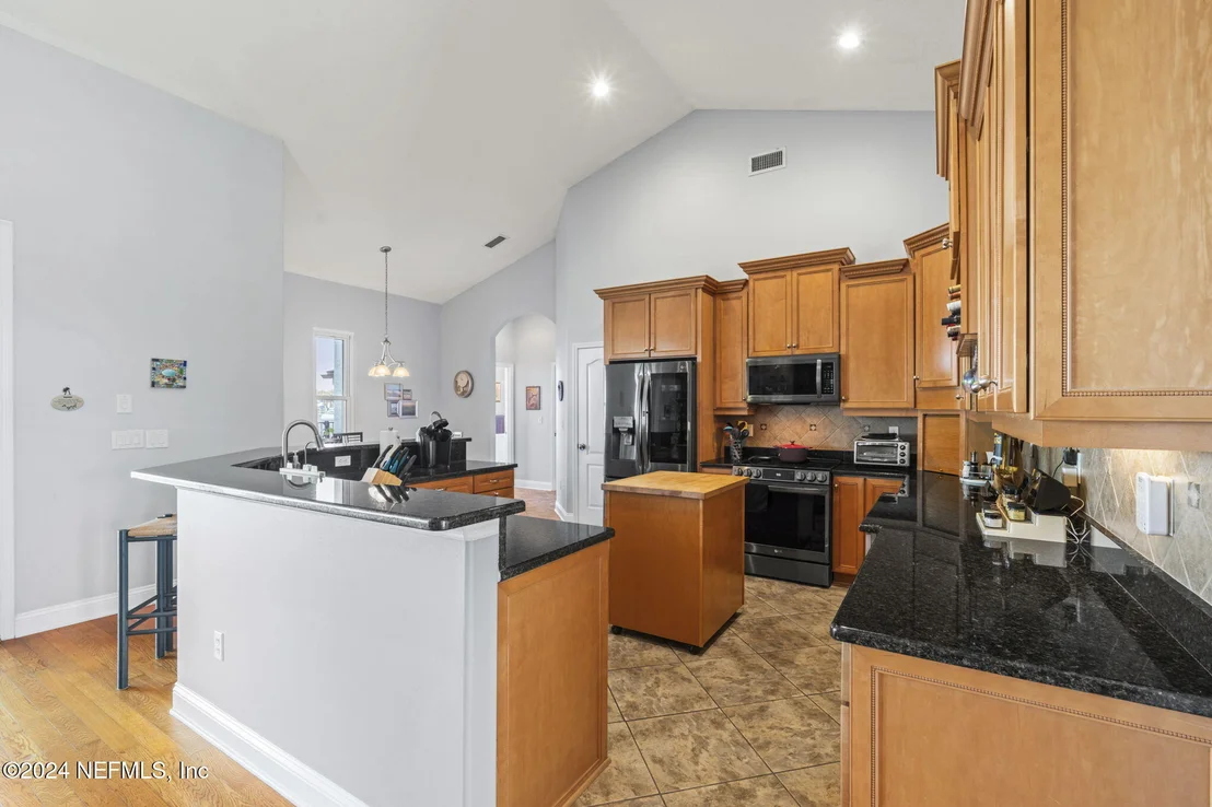 Photo of 487 CREIGHTON Road