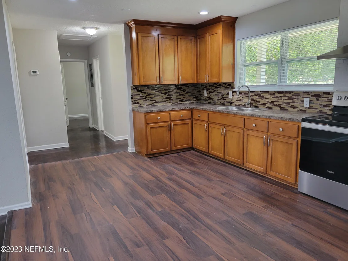 Photo of 5886 MONCRIEF Road