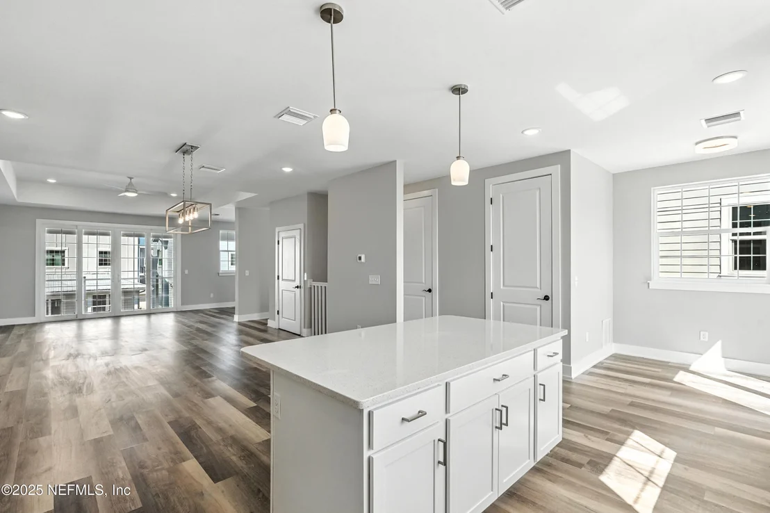Photo of 15 COMARES Avenue