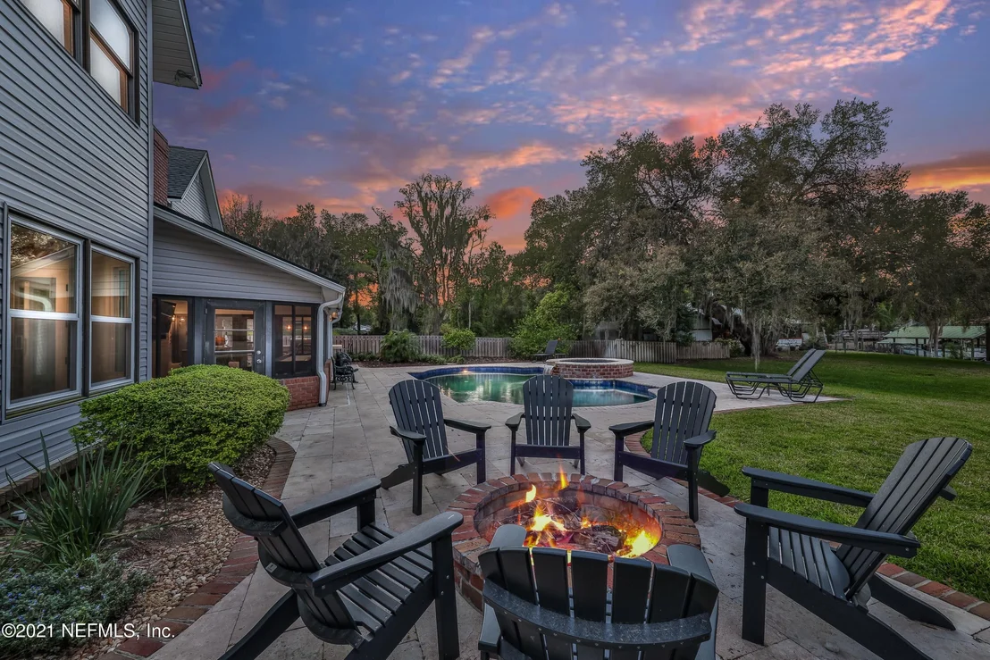 Photo of 405 OAK Drive S
