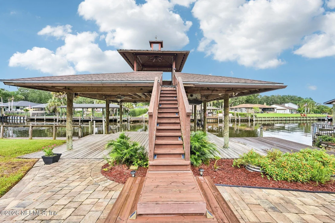 Photo of 331 OAK Drive S