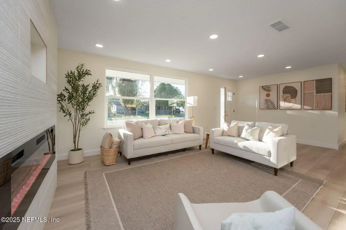 Photo of 423 ROYAL PALMS Drive