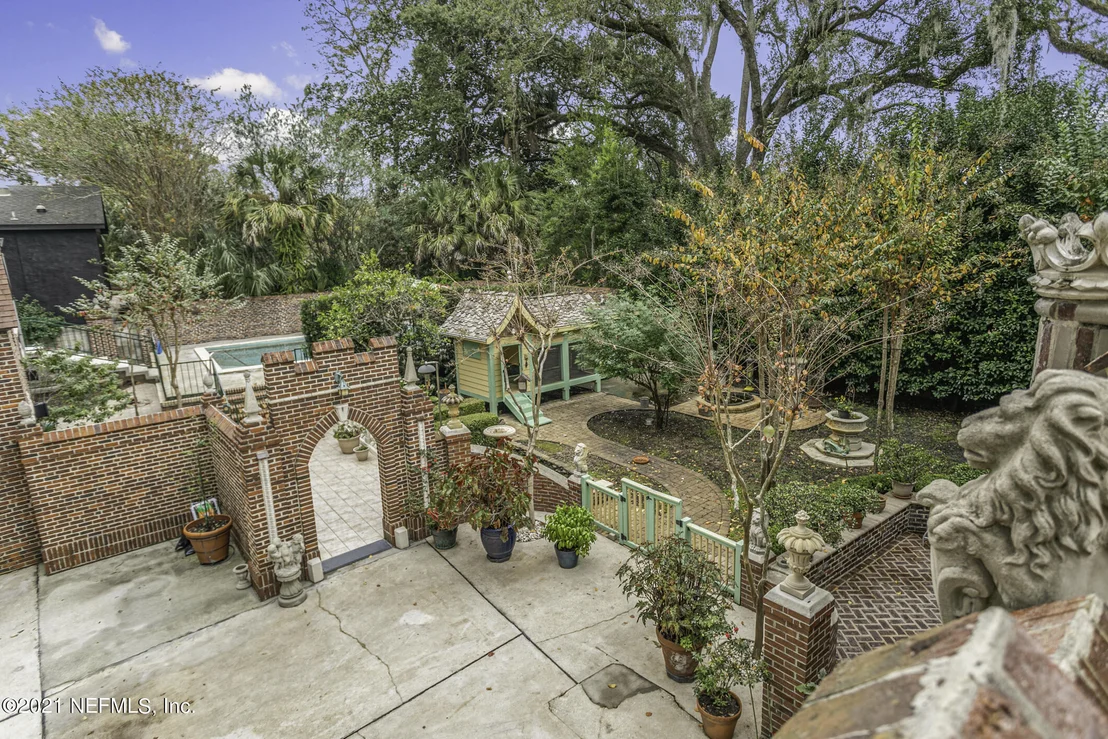 Photo of 927 ARBOR Lane