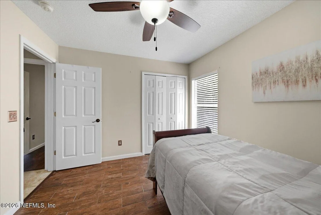 Photo of 176 OAK COMMON Avenue
