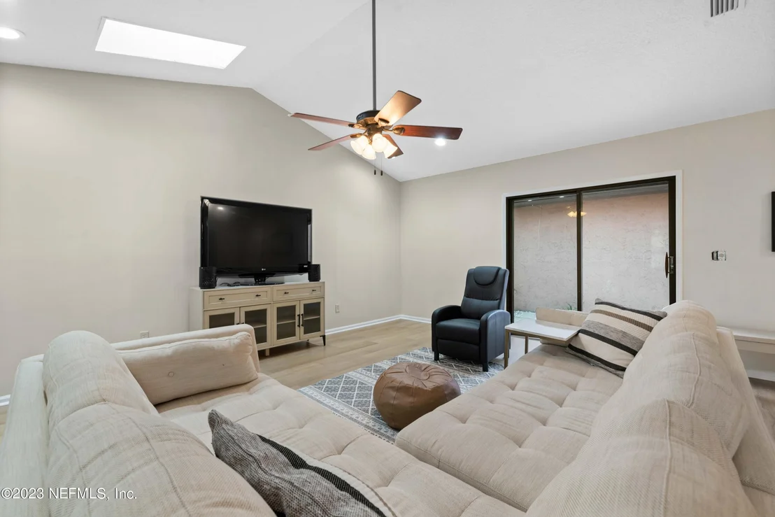 Photo of 1489 SATSUMA Road