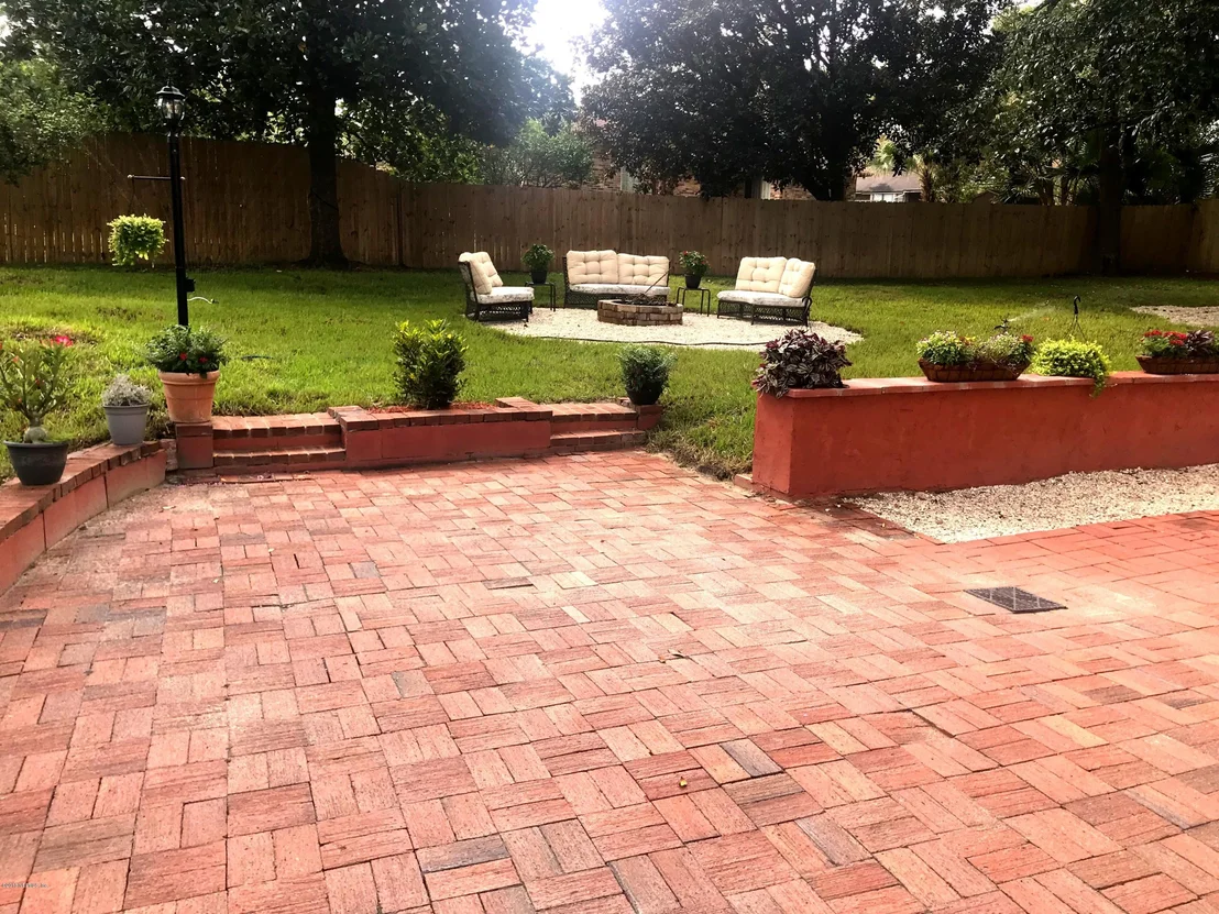 Photo of 901 MIDDLERIDGE Court