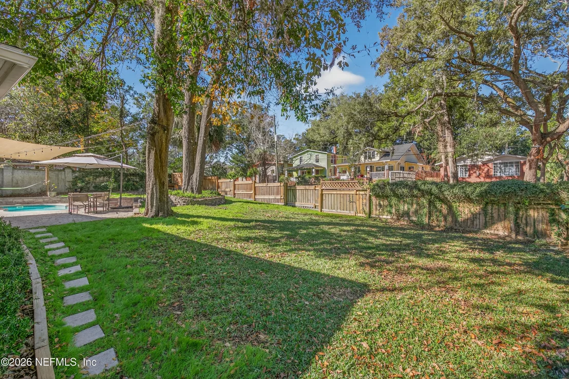 Photo of 1786 PINEGROVE Avenue