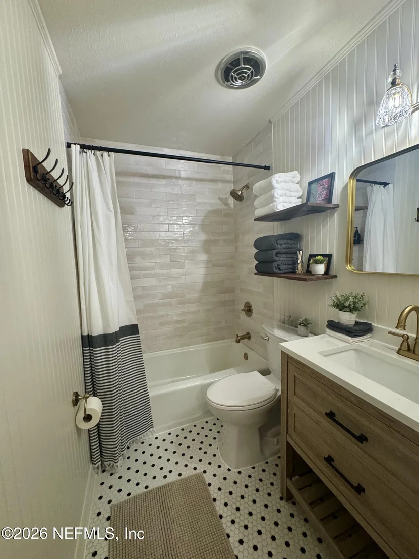 Photo of Unit 6C at 22 COMARES Avenue