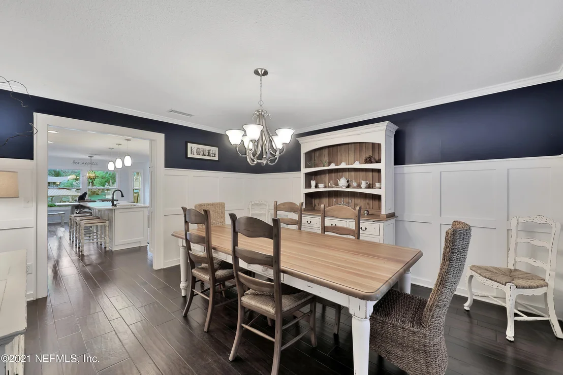 Photo of 405 OAK Drive S