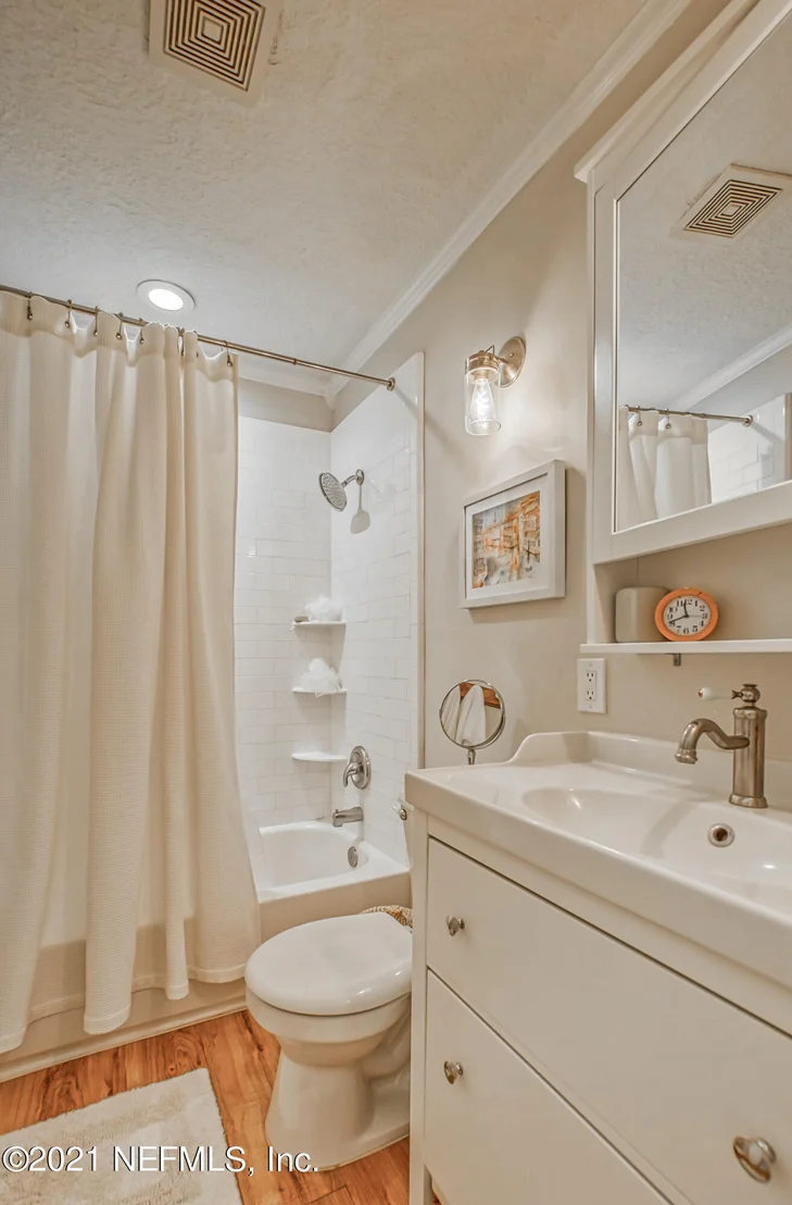 Photo of 412 WHITING Lane
