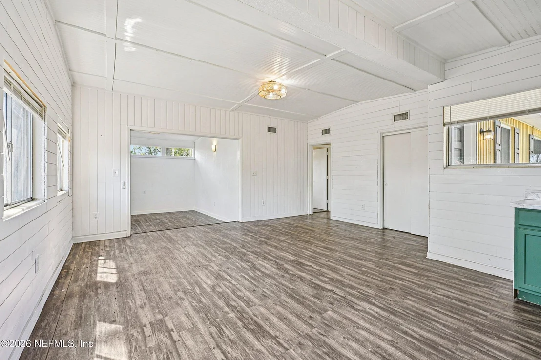 Photo of 1044 HALIFAX Road
