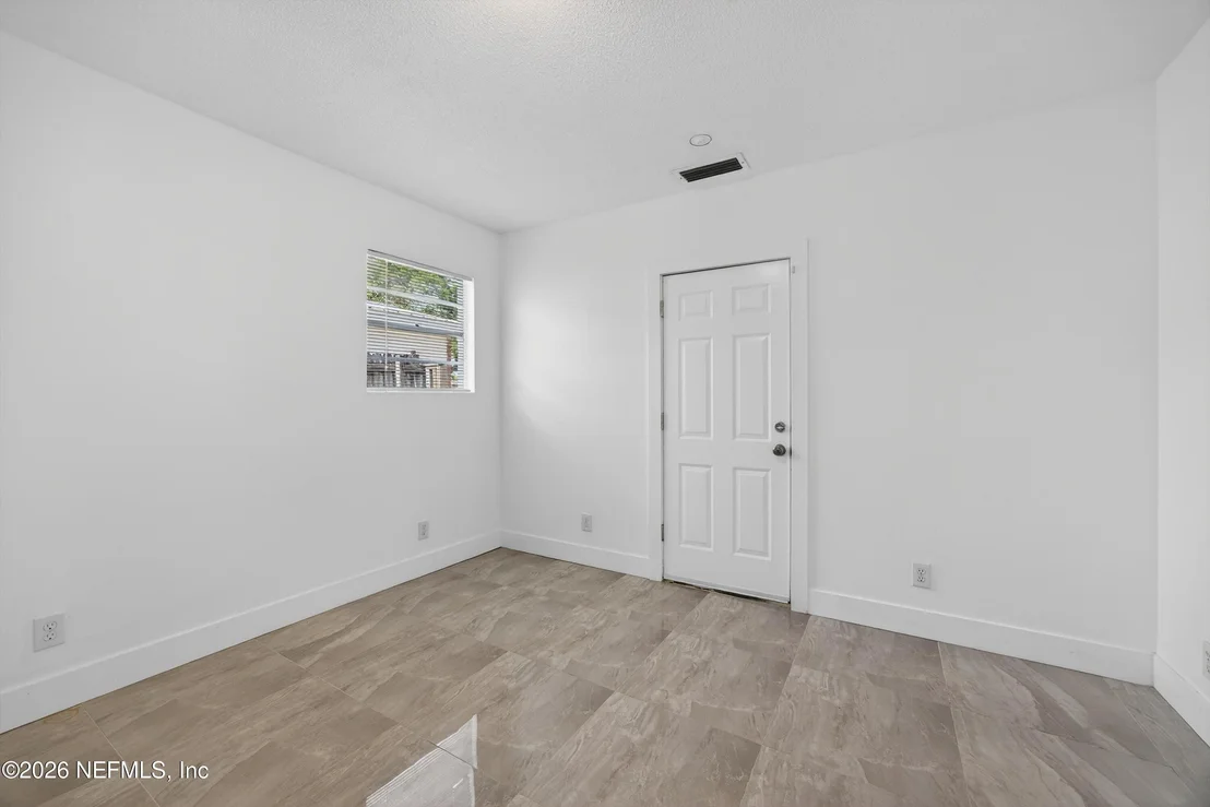 Photo of 217 CARVER Street W
