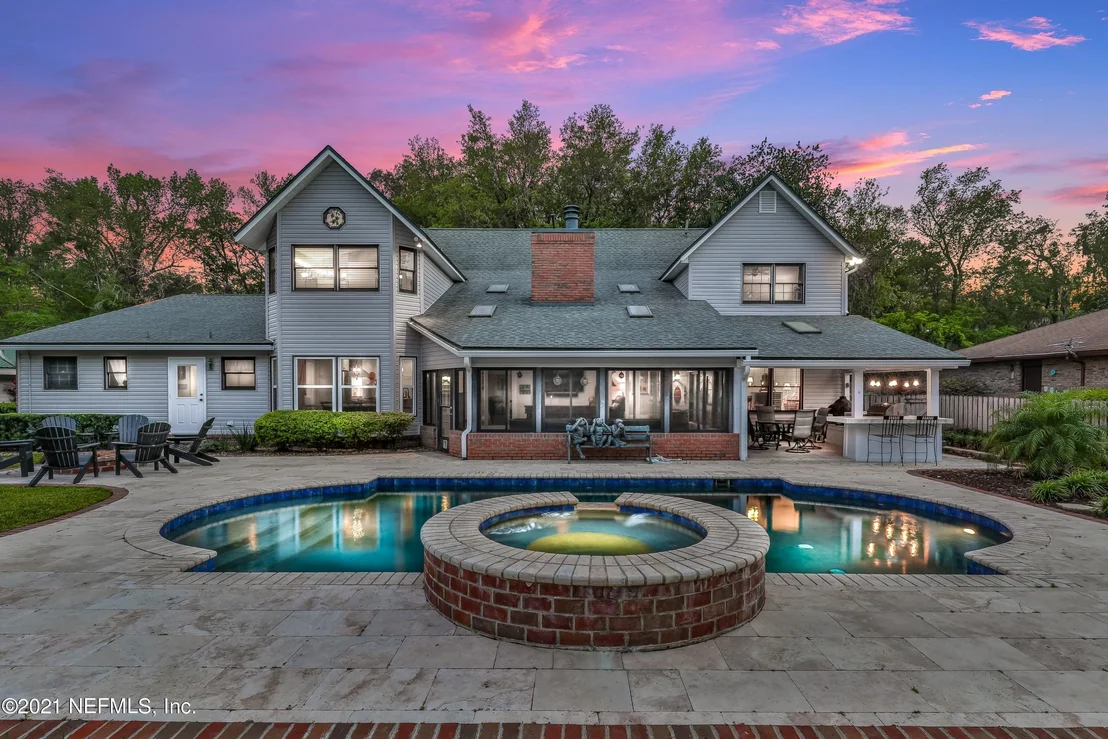 Photo of 405 OAK Drive S