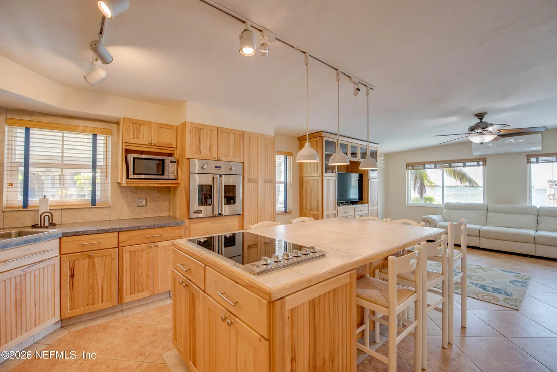 Photo of 1136 W SHORE Drive